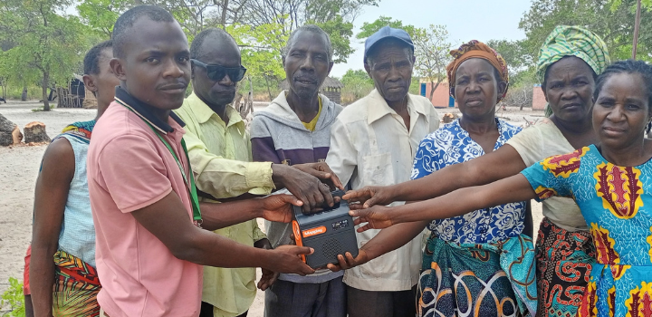 CLGs in Western province receive radio sets